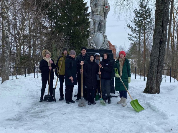 Уборка воинских захоронений.