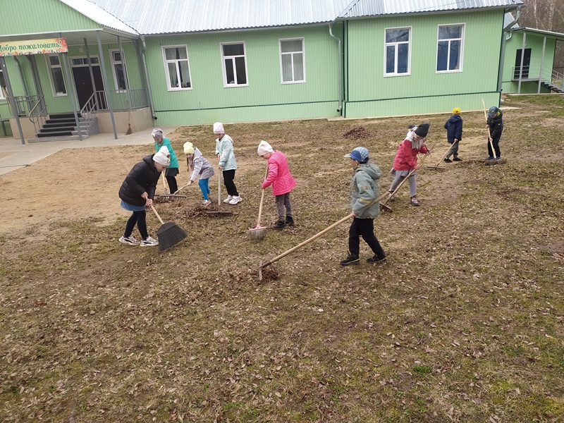 Субботник по уборке пришкольной территории.